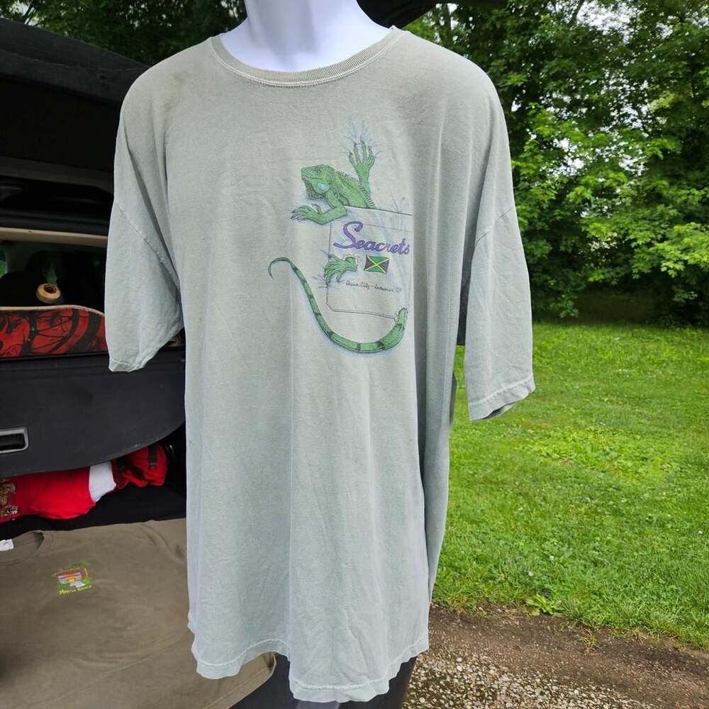 Anvil Seacrets Ocean City Iguana Graphic Pseudo Pocket T-Shirt 2XL